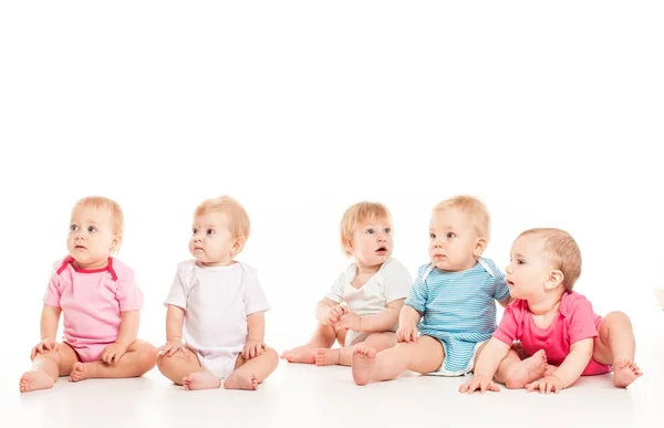 Cinco bebés aislados — Foto de Stock