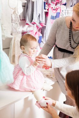 Anne ve küçük kızı mağaza