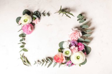 Çiçekli yuvarlak çerçeve