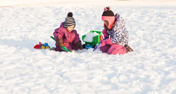 Kinderen spelen in de sneeuw — Stockfoto