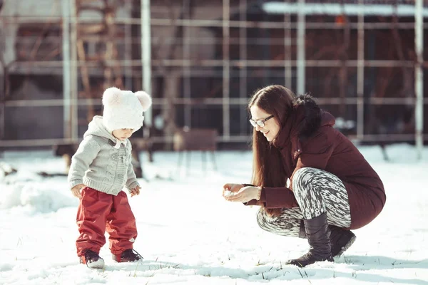 Zimní pěší máma a dítě — Stock fotografie