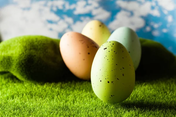 Oeufs de Pâques sur l'herbe — Photo