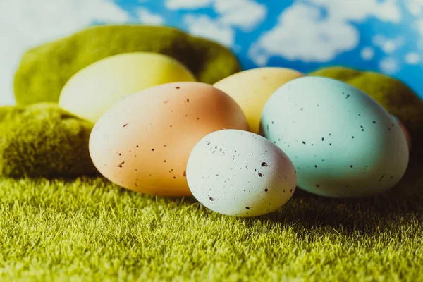 Oeufs de Pâques sur l'herbe — Photo