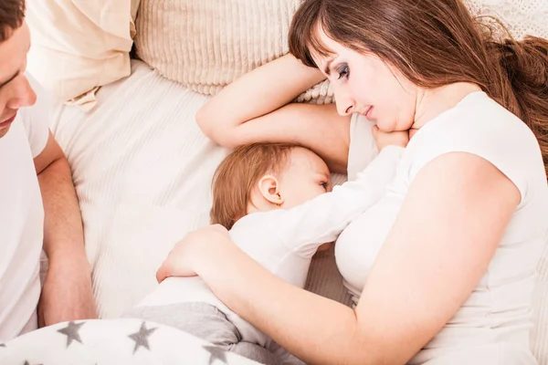 Cosleeping と母乳育児 — ストック写真