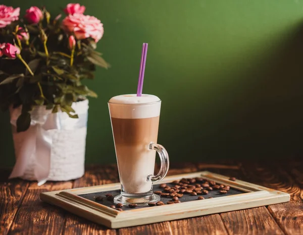 Latte auf dem Tablett — Stockfoto