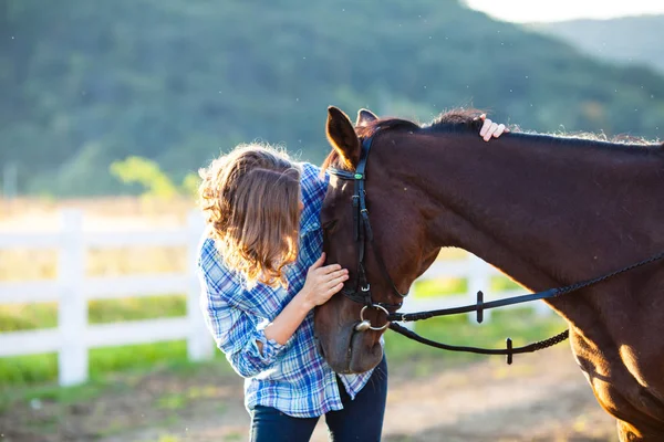 Mooi meisje met paard — Stockfoto