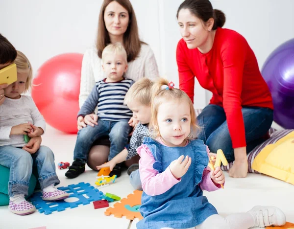 自分の子供と若いママ — ストック写真