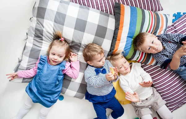 The children lie on the pillows — Stock Photo, Image