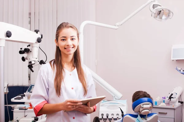Dziewczyna asystent w biurze Dentyści — Zdjęcie stockowe