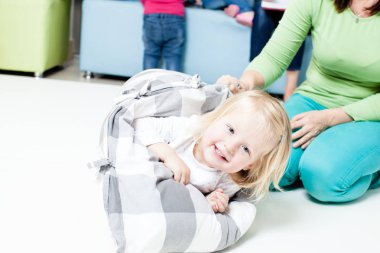 Anne bebeğini sallanan bir