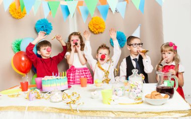 Komik doğum günü oyunları