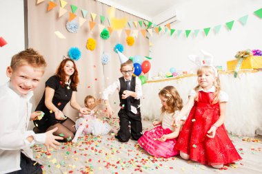 Konfeti ile kutluyor doğum günü partisi