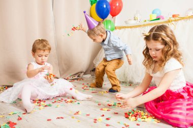 Konfeti ile kutluyor doğum günü partisi
