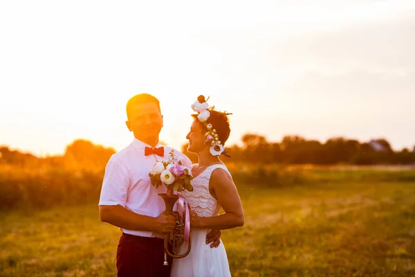 Passeggiata romantica sul campo — Foto Stock