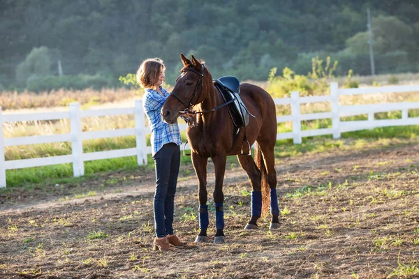 Beautiful girl with horse — Stock Photo, Image