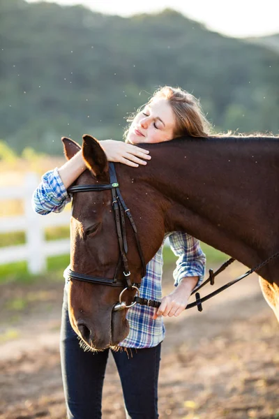 美丽的女孩和马 — 图库照片