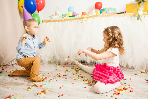 Festeggiare la festa di compleanno con i coriandoli — Foto Stock