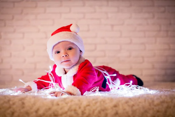 Santa baby och extraljus — Stockfoto