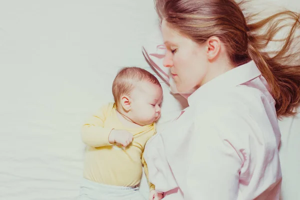 Madre y bebé que duermen juntos —  Fotos de Stock