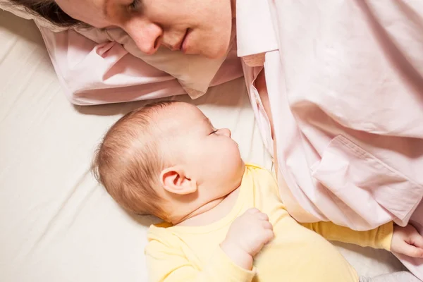 Co-sleeping mother and baby — Stock Photo, Image