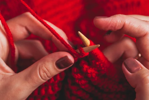 Female hands knits sweater — Stock Photo, Image