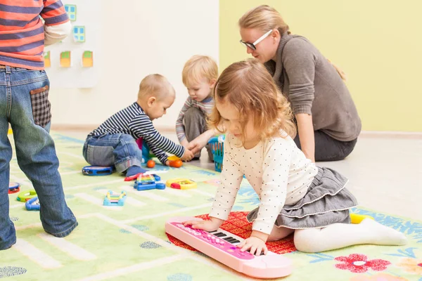 Kinder spielen mit Spielzeug — Stockfoto