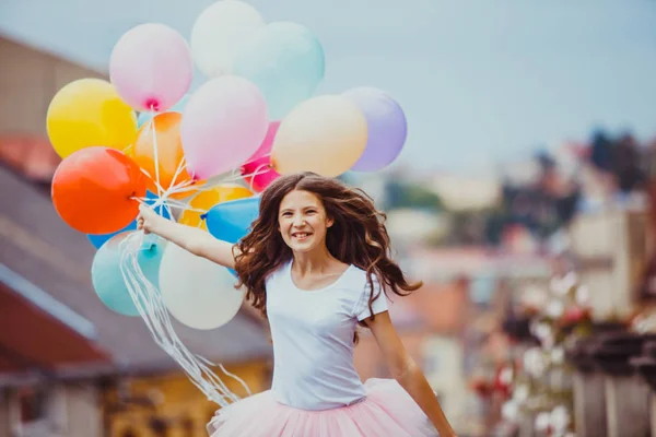 Mädchen mit bunten Latex-Luftballons — Stockfoto