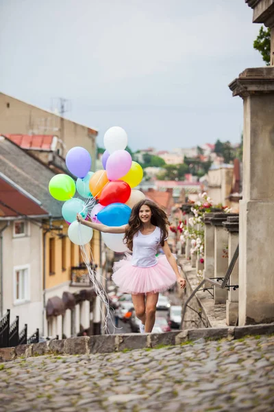 Mädchen mit bunten Latex-Luftballons — Stockfoto