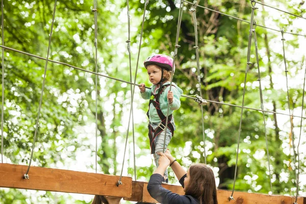 Kinder auf einem Abenteuerspielplatz — Stockfoto