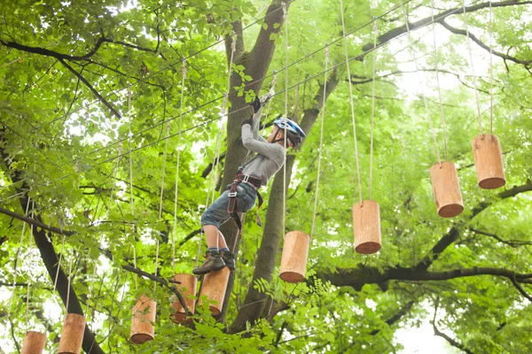 Kind in een avonturenspeeltuin — Stockfoto