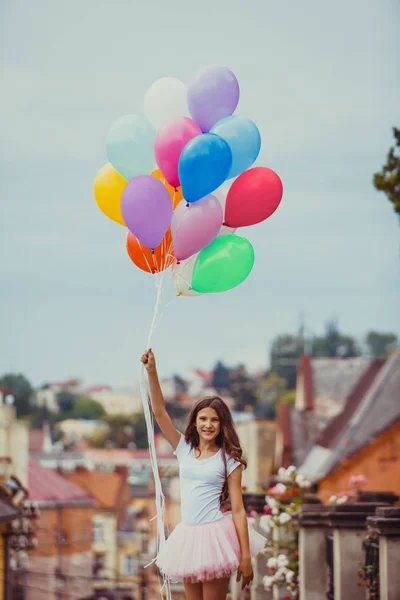Dívka s barevné latexové balónky — Stock fotografie