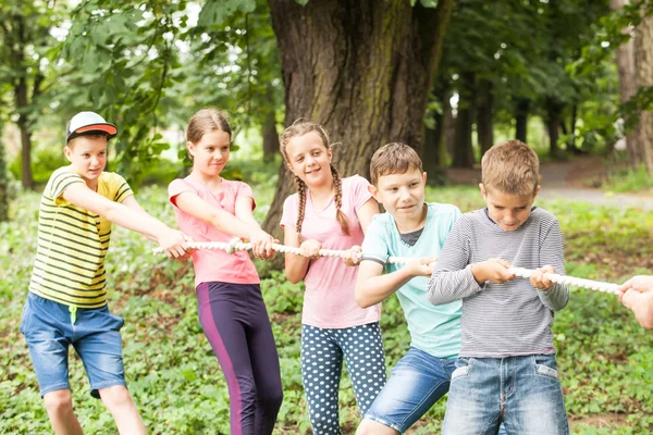 Tug-of-war in park — Stock Photo, Image