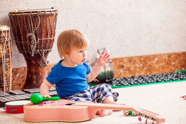 Jongen met muziekinstrumenten — Stockfoto