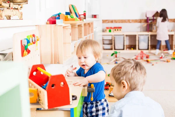 Meninos brincam com brinquedos de madeira — Fotografia de Stock