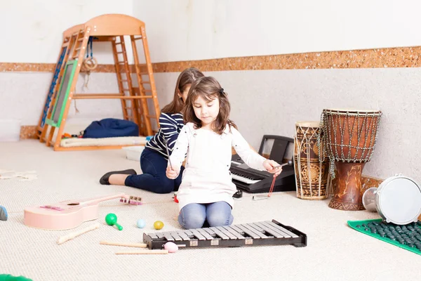 Menina bonito jogar no xilofone — Fotografia de Stock