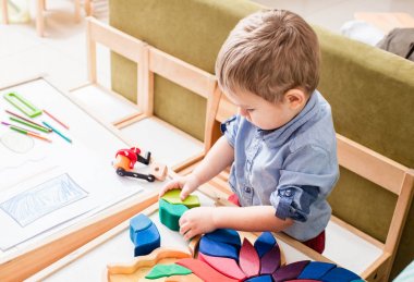 küpleri ile oynayan çocuk