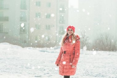Kırmızı parka kız