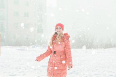 Kırmızı parka kız