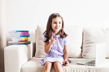 Gülümseyen kız bir fikri vardır