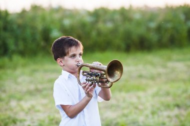 Müzik aleti olan küçük çocuk