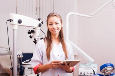 Diş hekimleri ofiste kız Yardımcısı