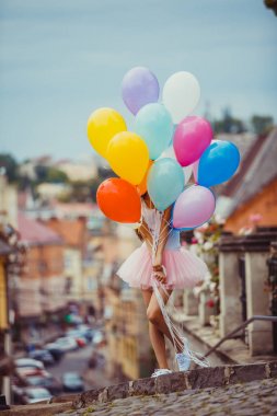 Renkli lateks balonlar ile kız