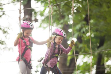 Macera parkındaki engeller.