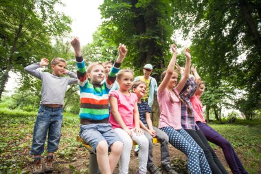 Çocukların bir parkta bankta grup