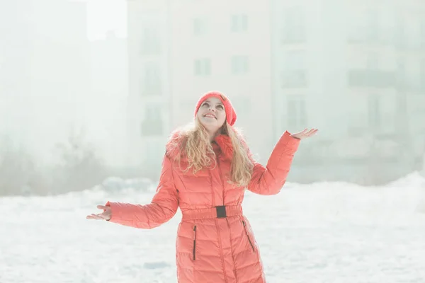 Chica en parka roja —  Fotos de Stock