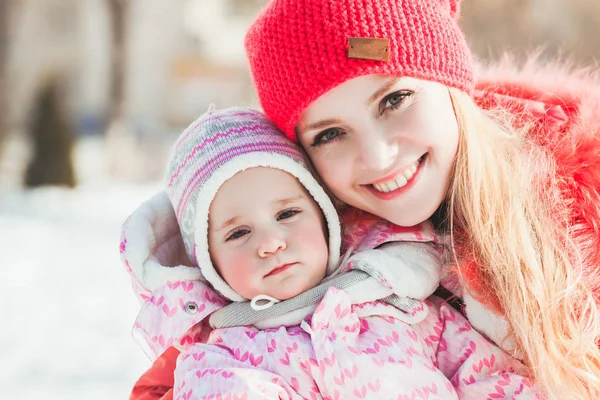 Retrato de madre e hija en invierno — Foto de Stock