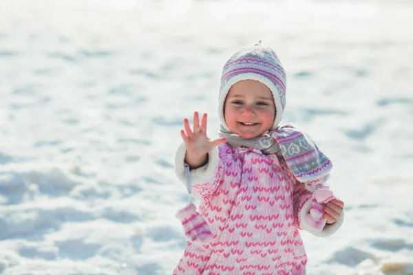 女の子は、雪を楽しんでください。 — ストック写真