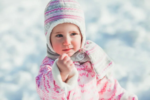 Chica disfruta de la nieve —  Fotos de Stock