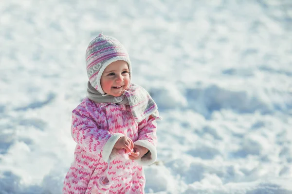 女の子は、雪を楽しんでください。 — ストック写真