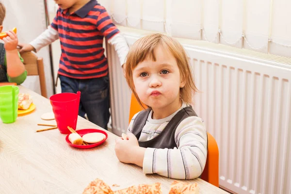 Обед в детском саду — стоковое фото